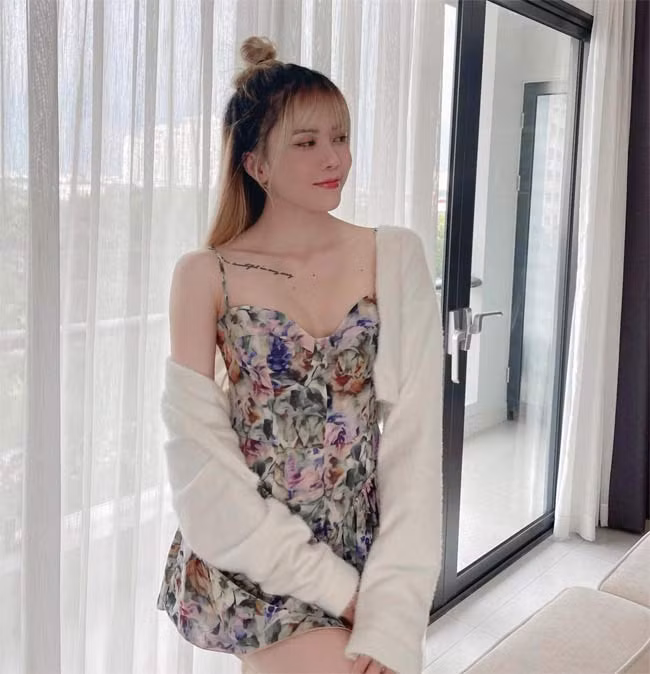 Váy ngắn cũng là một trong những món đồ thời trang yêu thích của giọng ca "Một mình có buồn không".