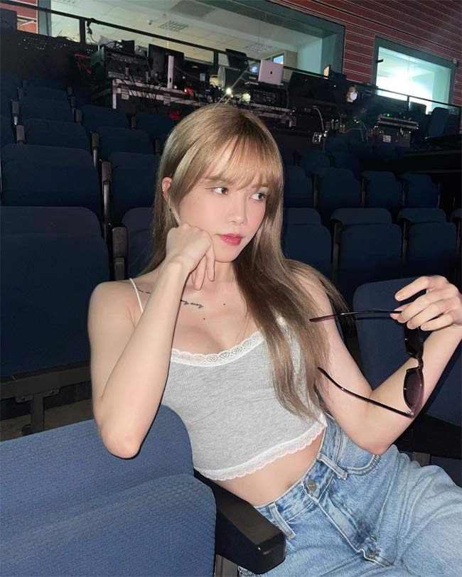 Trang phục dạo phố của Thiều Bảo Trâm đơn giản chỉ là quần jeans, áo hai dây nhưng cô luôn chọn những kiểu áo khoe được nhiều nhất lợi thế của mình.