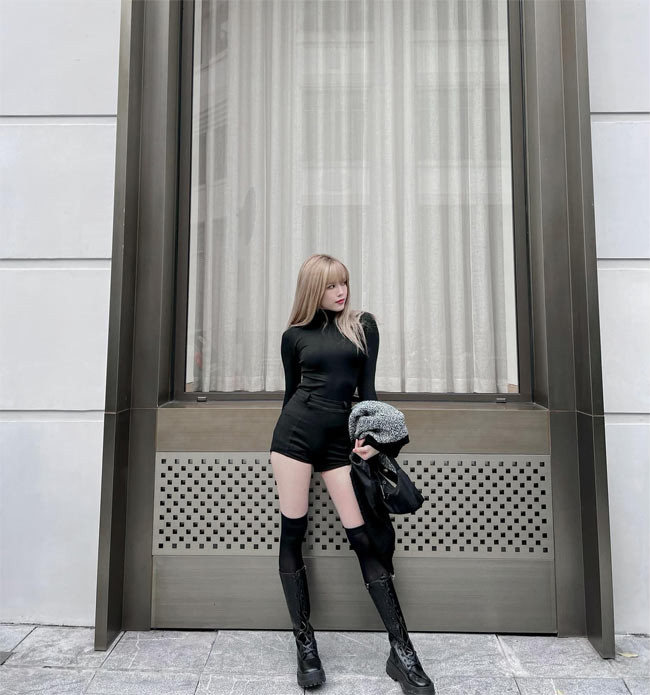 Ngược lại với vẻ đơn giản và kín đáo của Hải Tú, style của Thiều Bảo Trâm lại rất bốc lửa và sexy.