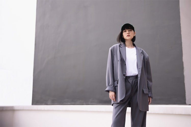 Sau hơn 9 tháng im hơi lặng tiếng vì những lùm xùm liên quan tới Sơn Tùng M-TP - Thiều Bảo Trâm, Hải Tú xuất hiện trở lại và lập tức gây ấn tượng với style cả cây suit oversized.