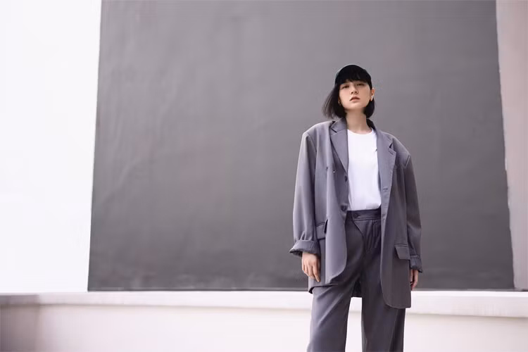 Sau hơn 9 tháng im hơi lặng tiếng vì những lùm xùm liên quan tới Sơn Tùng M-TP - Thiều Bảo Trâm, Hải Tú xuất hiện trở lại và lập tức gây ấn tượng với style cả cây suit oversized.