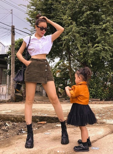 Trà Ngọc Hằng tạo dáng sang cảnh bên con gái nhỏ.