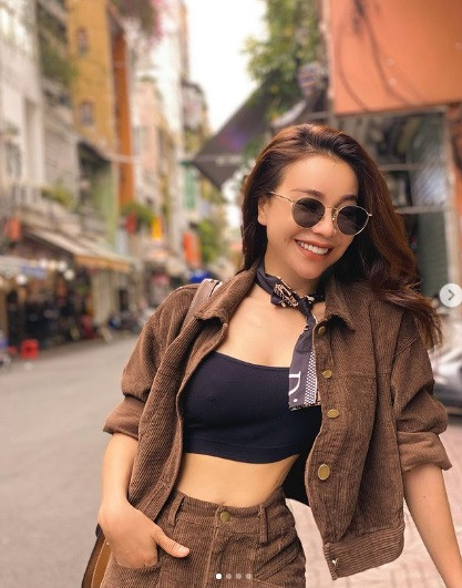 Người đẹp có gu thời trang cực chất, thần thái sang chảnh đúng chuẩn người mẫu.