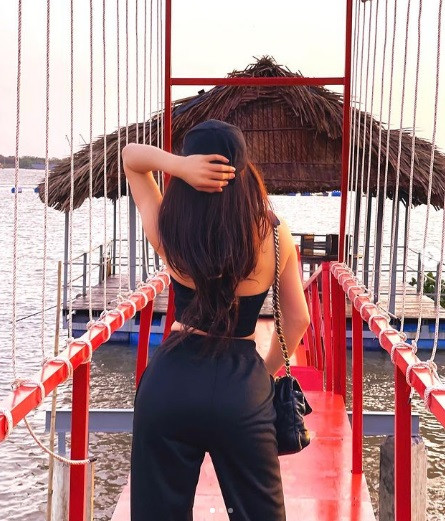 Với vòng ba 117cm khủng nhất showbiz Việt, Trà Ngọc Hằng thường xuyên khoe triệt để lợi thế của mình trong những bức ảnh đăng tải lên trang cá nhân.