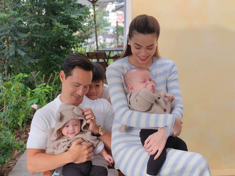 Kể từ khi vợ sinh con, nam diễn viên gốc Thụy Điển luôn xuất hiện với hình ảnh ông bố bỉm sữa.