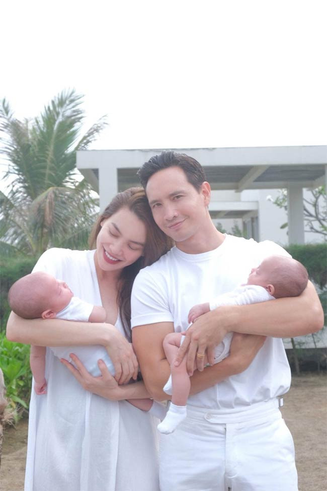 Anh giúp vợ bế con, chăm con, chơi đùa cùng con mọi lúc, mọi nơi.