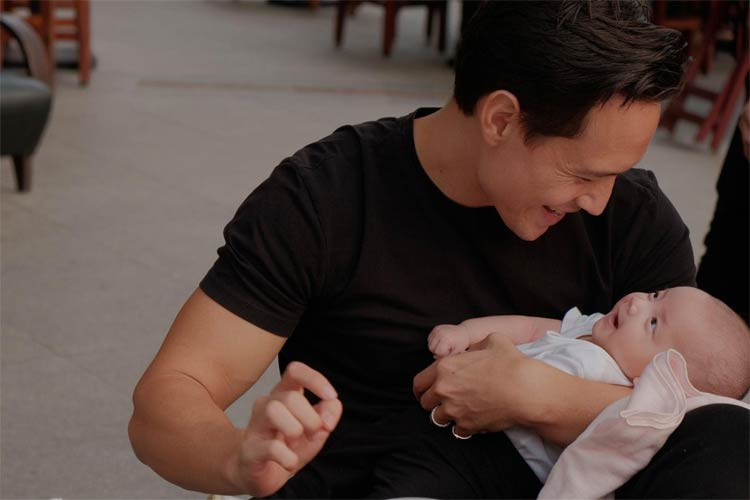 Nam diễn viên "Hương ga" chơi đùa với con, giúp vợ chăm con rất tận tụy.