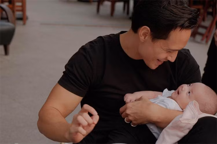 Nam diễn viên "Hương ga" chơi đùa với con, giúp vợ chăm con rất tận tụy.