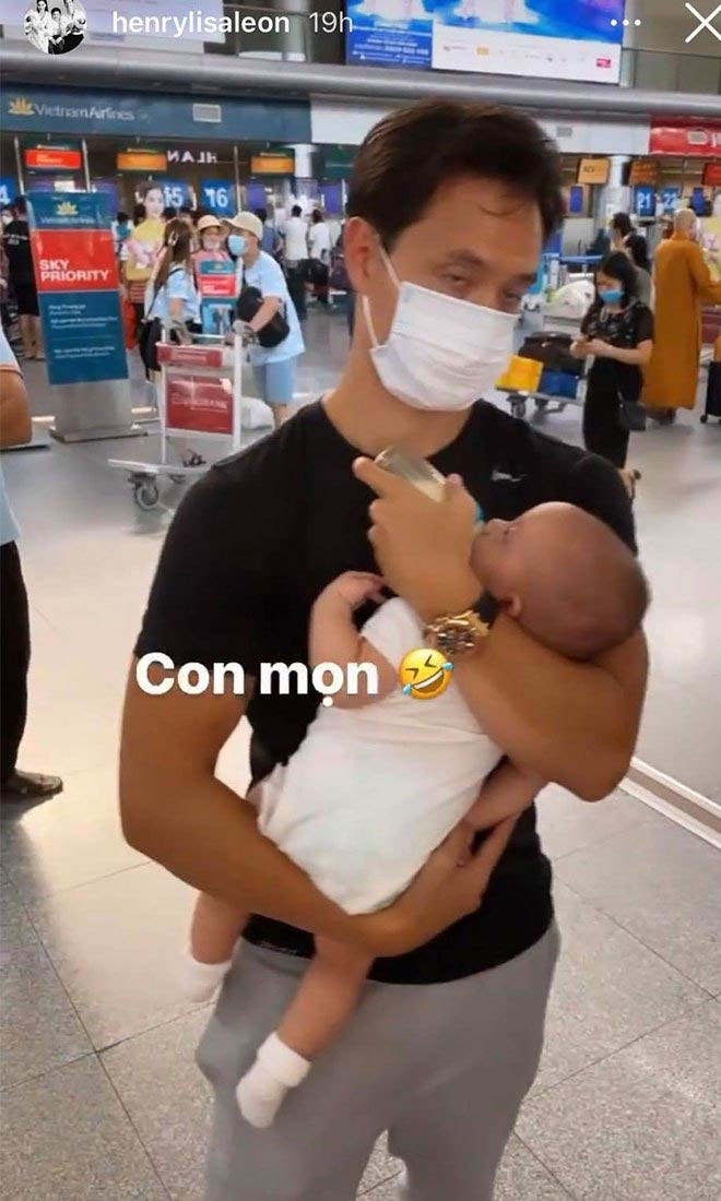 Vừa bế con, vừa cho con ti bình, Kim Lý chuẩn ông bố bỉm sữa.
