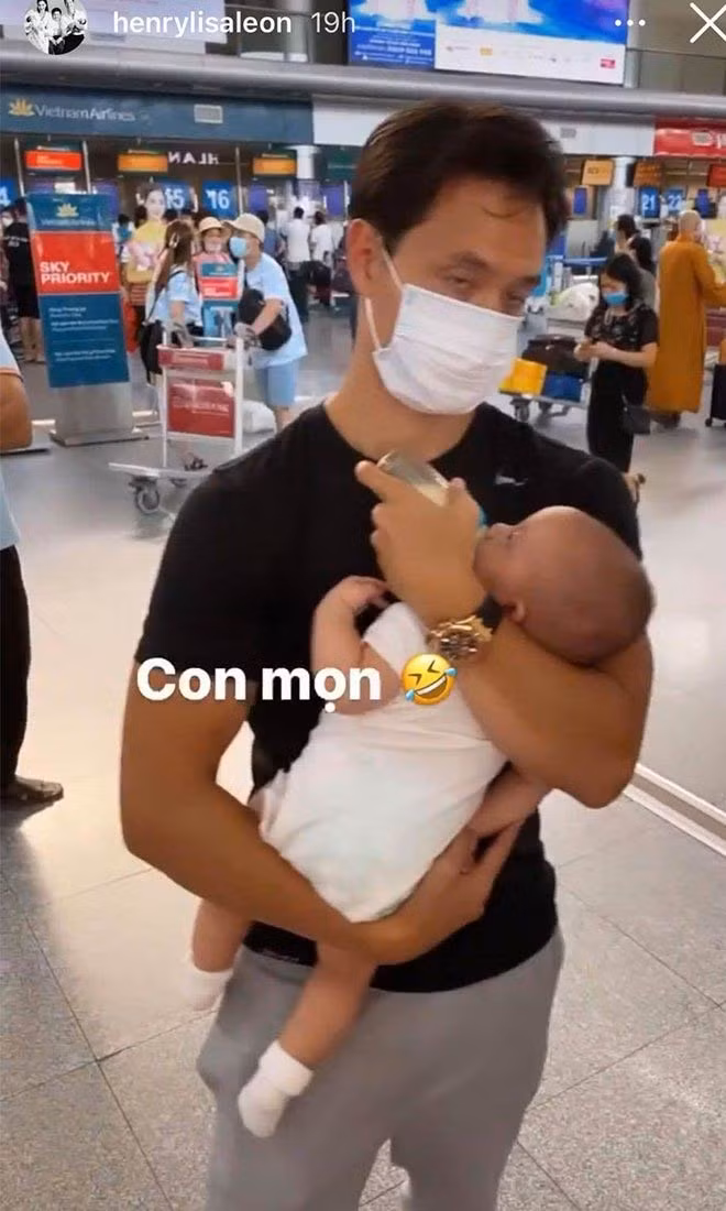 Vừa bế con, vừa cho con ti bình, Kim Lý chuẩn ông bố bỉm sữa.