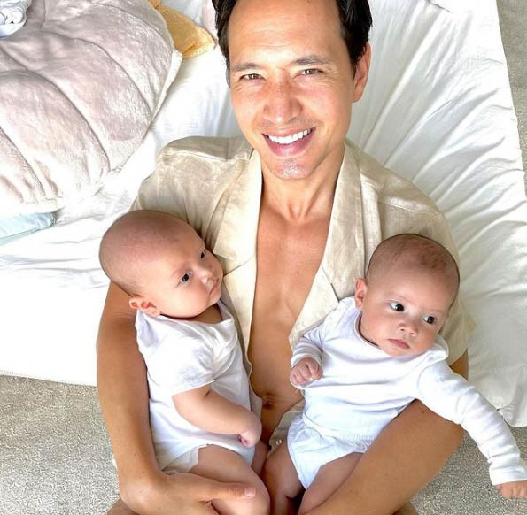 "Đêm con quấy khóc, anh cũng thức dậy ôm con, dỗ dành con, cho con bú, thay tã cho con là một chuyện hết sức bình thường...", Hồ Ngọc Hà chia sẻ.