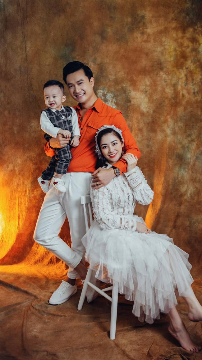 Trong một cuộc phỏng vấn với Vietnamnet, Tiến Lộc thừa nhận anh là người sợ vợ. "Tôi sợ vợ chứ, nhưng sợ ở đây nghĩa là tôn trọng. Tôi sợ vợ không vui, sợ vợ hiểu lầm về mình. Chính vì vậy, bản thân mình càng cần phải sống nghiêm chỉnh hơn. Hơn nữa phụ nữ đã phải hy sinh nhiều rồi nên tôi thấy mình càng nên yêu và tôn trọng vợ thật nhiều".