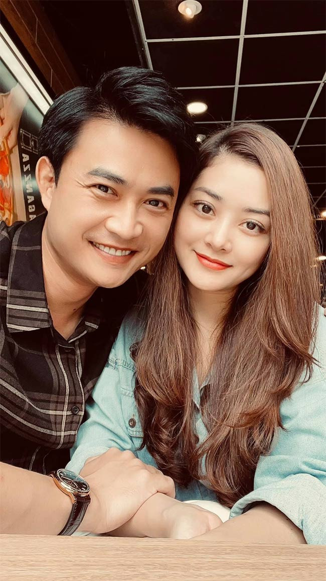 Tiến Lộc sinh năm 1986, thuộc biên chế của Nhà hát Kịch Hà Nội. Anh quen mặt với khán giả qua các phim như "Về nhà đi con", "Chạm tay vào nỗi nhớ", "Lựa chọn số phận", "Nhà có nhiều cửa sổ", "Nhà trọ Balanha"...