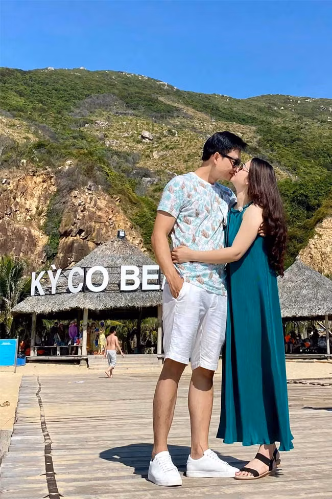 Trên trang cá nhân, Tiến Lộc thường xuyên đăng ảnh tình tứ cùng vợ.