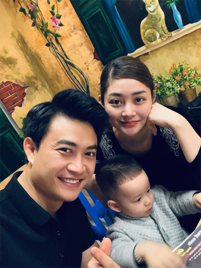 Thời gian gần đây anh thường vào vai phản diện. Theo chia sẻ của nam diễn viên 35 tuổi anh muốn thử những vai cá tính hơn nên không ngần ngại khi được mời vào những vai này.