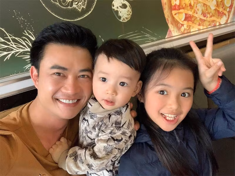 Nam diễn viên "11 tháng 5 ngày" kết hôn lần đầu khi mới 24 tuổi. Anh và người vợ đầu có với nhau 1 con gái chung trước khi chia tay. Con gái của anh năm nay lên 10 tuổi.