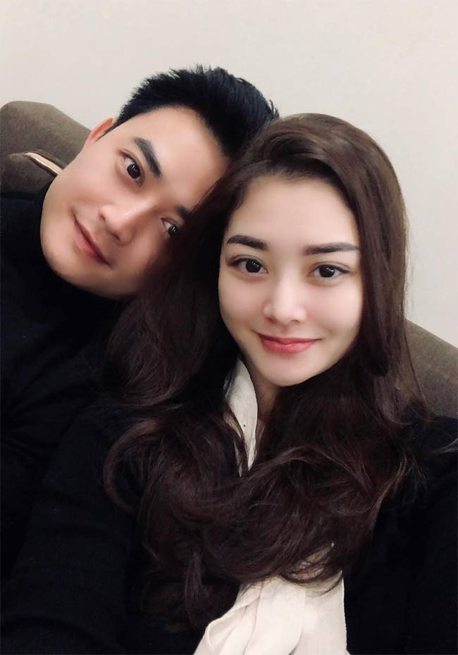 Theo chia sẻ của Tiến Lộc, vợ anh không hề ghen mỗi khi thấy chồng đóng cảnh nóng, hôn bạn diễn nữ. Thậm chí trong phân đoạn anh cưỡng bức Khả Ngân trong " 11 tháng 5 ngày", Hồng Nga còn cười không ngừng.