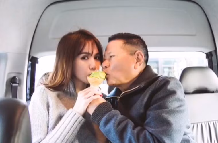 Cùng lúc này, tỷ phú Hoàng Kiều cũng xác nhận với Zing, ông có bạn gái kém 45 tuổi. Tỷ phú người Việt giàu nhất thế giới tiết lộ chính con dâu ông đã tác thành mối lương duyên này và ông phải lòng tình trẻ ngay khi nhìn ảnh của cô chụp chung với đồng nghiệp.