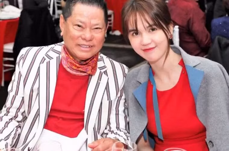 Hai ngày sau, nữ hoàng nội y thừa nhận cô có bạn trai mới và nhanh chóng sang Mỹ để hội ngộ người tình bí ẩn. Trước đó, vào tháng 11, cả hai đã cùng nhau đi du lịch Nhật Bản.