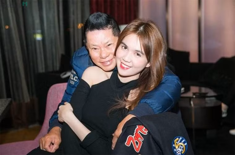 Mới quen nhau được hơn hai tháng nhưng tỷ phú 72 tuổi đã lên dự định về chung một nhà với Ngọc Trinh và còn lên kế hoạch có 2 con với tình trẻ.