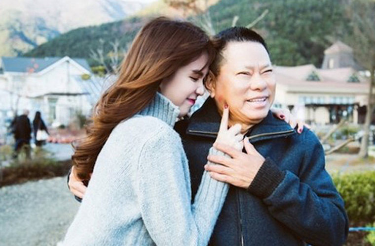 Mặc dù mới quen nhau không lâu, nhưng Ngọc Trinh không ngại thể hiện tình cảm tình tứ với người tình tỷ phú đáng tuổi cha, ông mình.