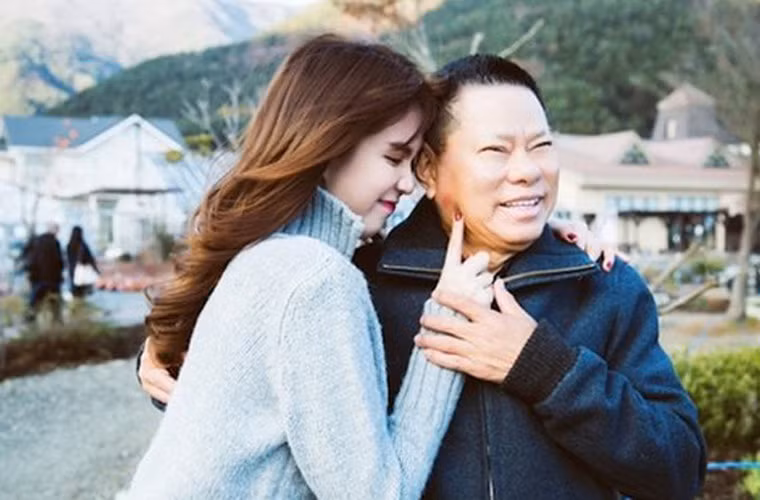 Mặc dù mới quen nhau không lâu, nhưng Ngọc Trinh không ngại thể hiện tình cảm tình tứ với người tình tỷ phú đáng tuổi cha, ông mình.