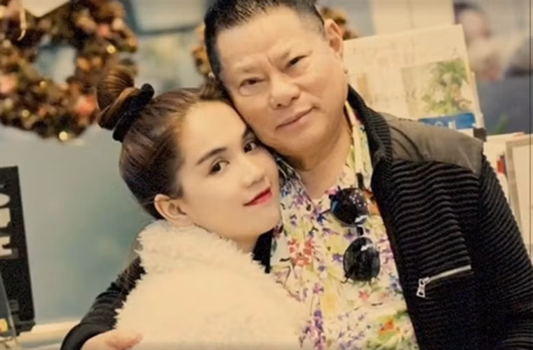 Mặc cho những lời dị nghị, cả hai vẫn diễn những màn tình tứ, sến súa trên mạng xã hội. “Rượu ngon bạn hiền, người tình ở xa… Những món ăn em thích, nhưng quá xa vời. Anh nhớ em da diết”, tỷ phú già từng viết trên trang cá nhân.