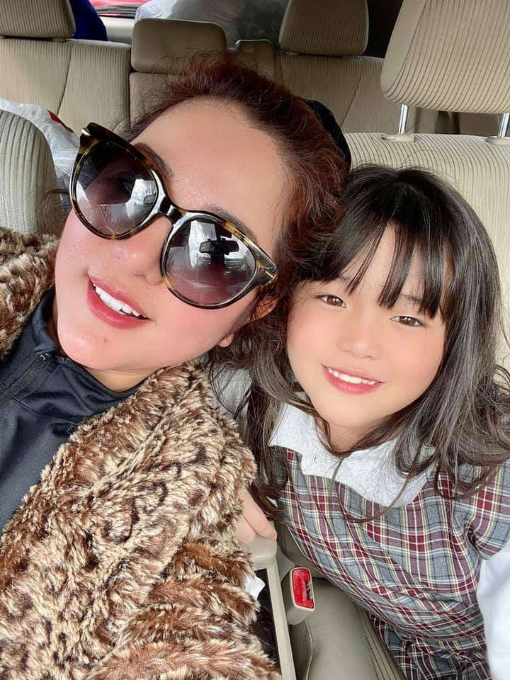 Thúy Nga cho biết con gái Nguyệt Cát thích tham gia các hoạt động văn nghệ, chứ không nhút nhát như cô hồi bé.