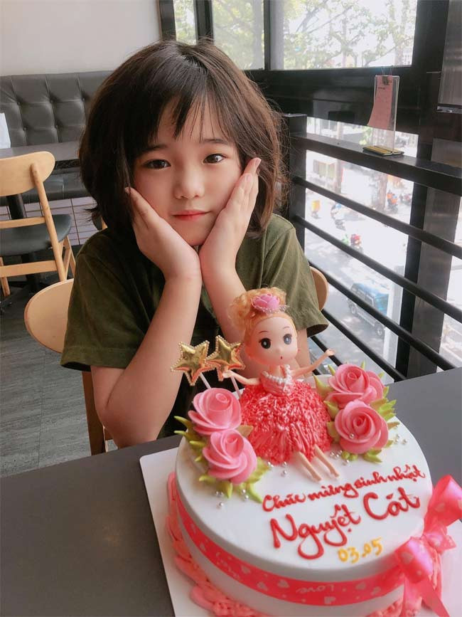 Cô bé sở hữu nét đẹp của cả bố và mẹ.