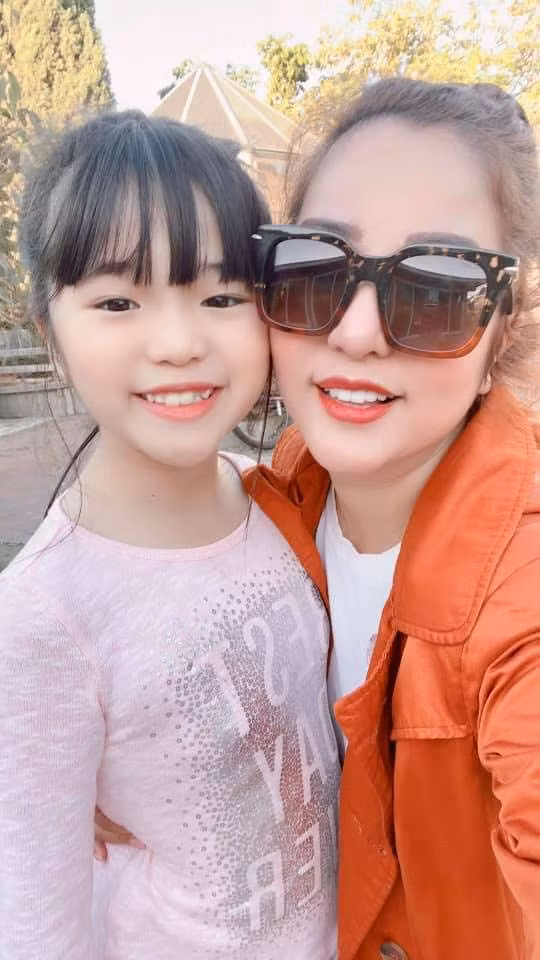 Nguyệt Cát được mẹ chăm chút rất kỹ từ việc học tập cho tới những nhu cầu, sở thích cá nhân.