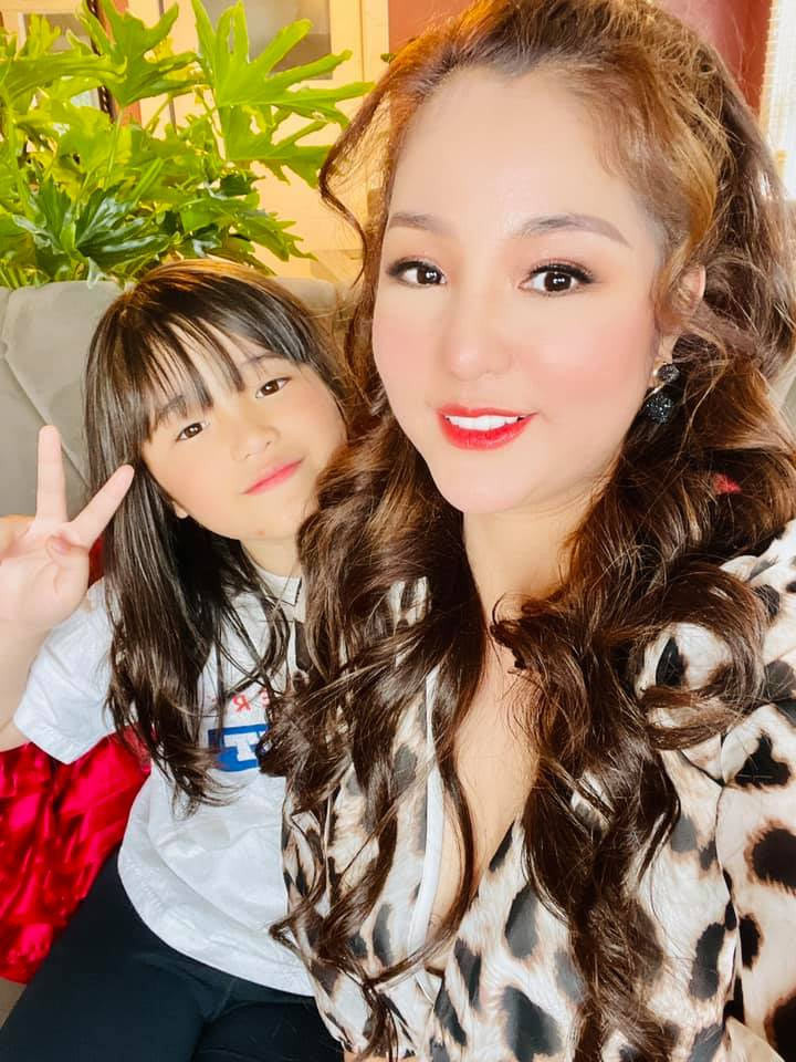 Theo chia sẻ của Thúy Nga, con gái Nguyệt Cát rất ngoan, hiểu mẹ và có sở thích liên quan đến nghệ thuật.