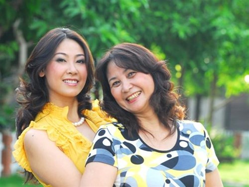 Hà Kiều Anh nhớ lại quãng thời gian chuyển ra ở cùng ông bà ngoại ở Hà Nội. Ông ngoại cô thời đó là Thứ trưởng Bộ Xây dựng nhưng nghèo tới mức phải chia đôi nhà tắm ra để nuôi lợn cải thiện. Ngày nào bác cô cũng bắt cô vào chuồng lợn tắm để tiết kiệm nước; trên thì xịt nước cho người, dưới xịt nước cho lợn. Ảnh: Hà Kiều Anh và mẹ.