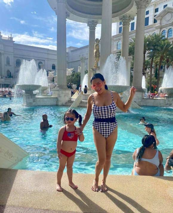 Con gái càng lớn thì vóc dáng của Y Phụng càng bị sồ ra.