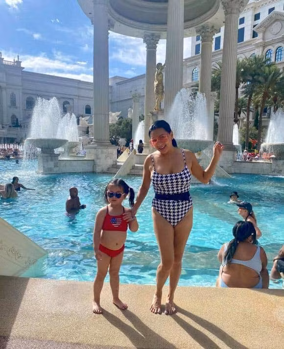 Con gái càng lớn thì vóc dáng của Y Phụng càng bị sồ ra.