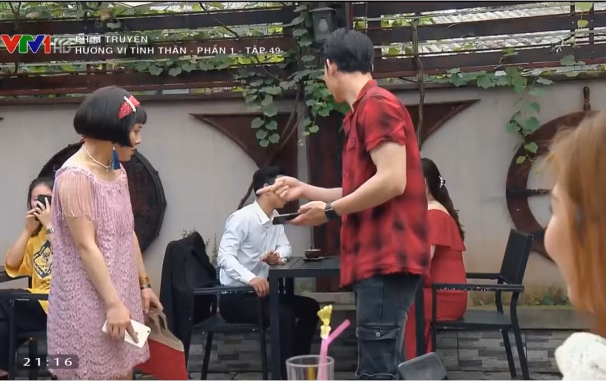 Không những không nhận ra Diệp vì diện mạo quá khác so với ảnh trên mạng, Dũng còn công khai chê bai, sỉ nhục đối phương khiến cô uất ức định tìm đến cái chết.