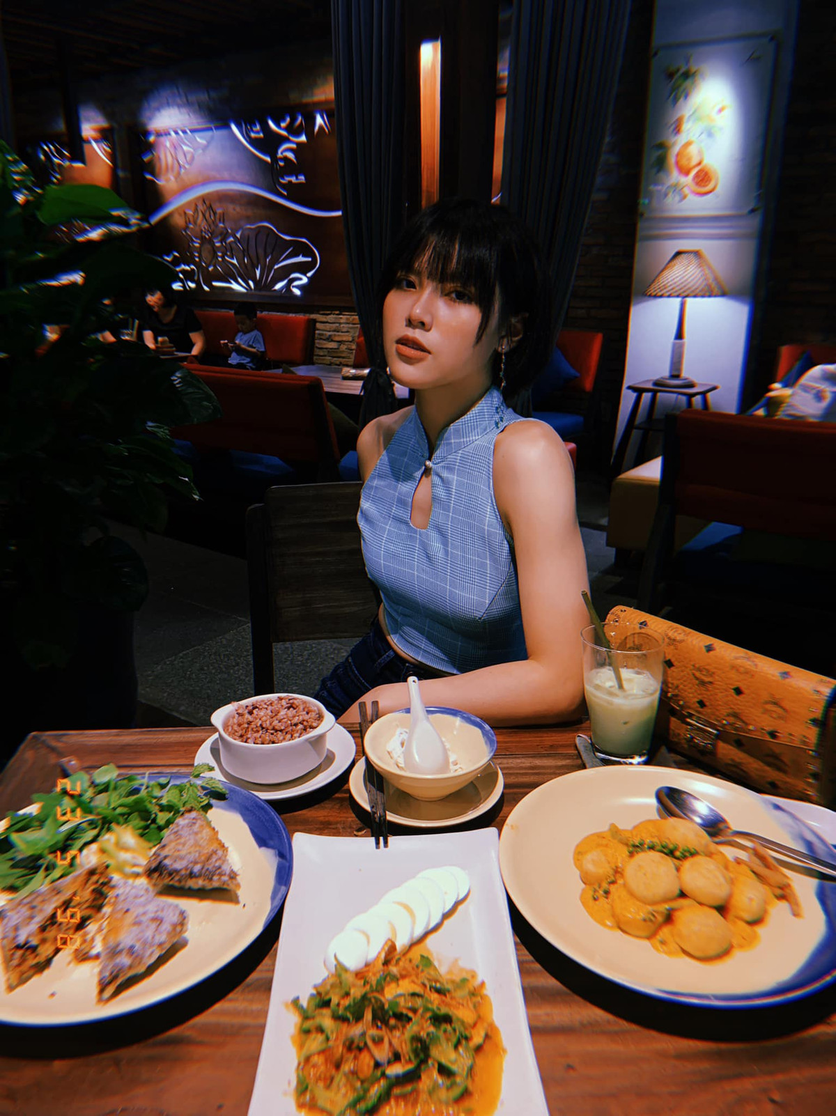 Ngoài đời, Ánh Tuyết ăn mặc trẻ trung, sành điệu, không quê mùa như trong phim.