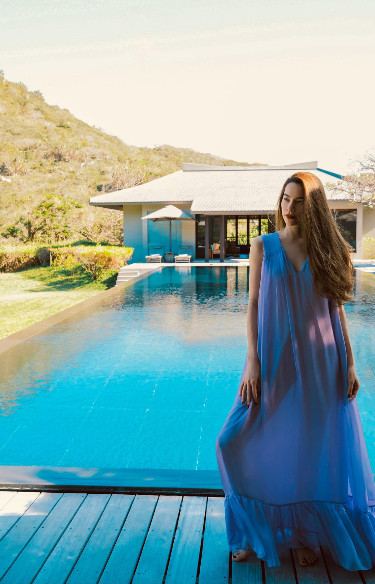 Trong trang phục của NTK Lý Quí Khánh, Hà Hồ hóa nàng thơ đẹp dịu dàng và quyến rũ giữa thiên nhiên tươi đẹp.