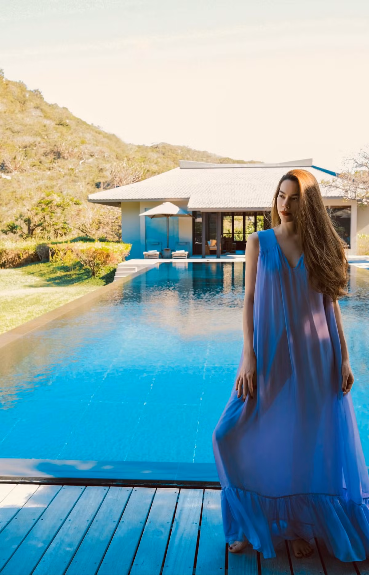 Trong trang phục của NTK Lý Quí Khánh, Hà Hồ hóa nàng thơ đẹp dịu dàng và quyến rũ giữa thiên nhiên tươi đẹp.