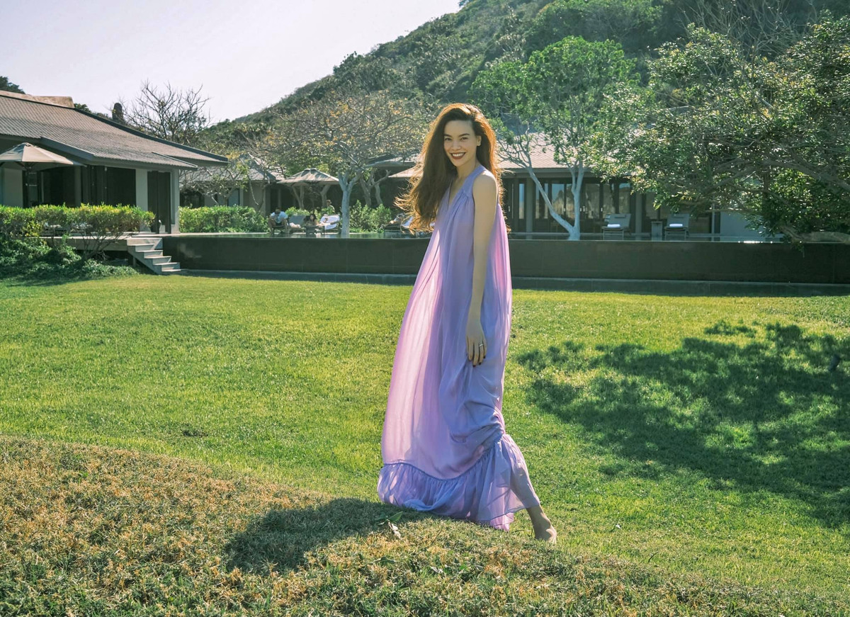 Để nhanh chóng lấy lại vóc dáng thon thả sau vài tháng sinh đôi, giọng ca 8X chăm chỉ tập gym và yoga, kết hợp với chế độ ăn uống điều độ.