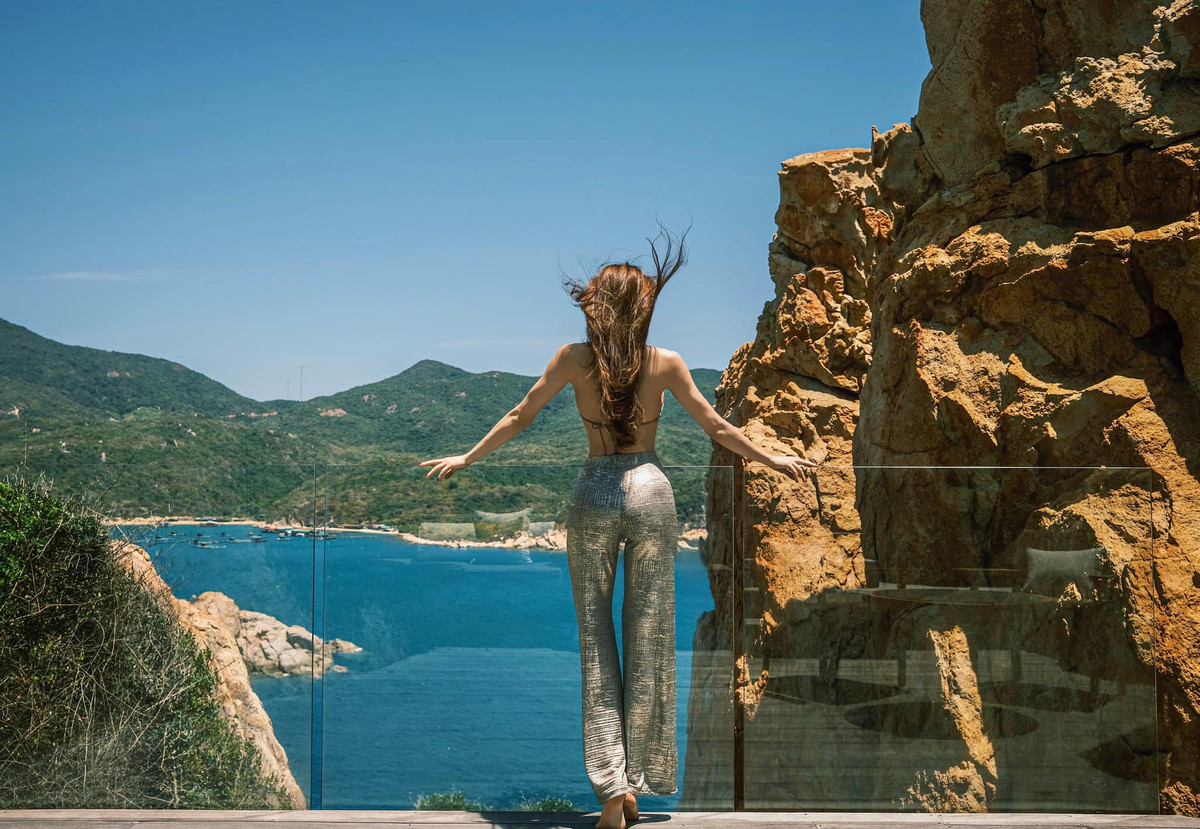 Vẻ đẹp "nóng bỏng" của giọng ca "Cả một trời thương nhớ" làm lu mờ cả cảnh sắc.