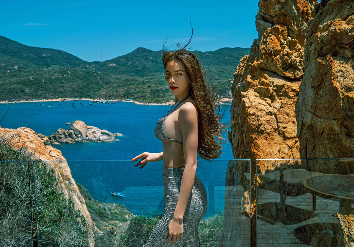 "Bà mẹ 3 con" diện nội y kết hợp với quần ống rộng cạp cao làm tôn lên vòng eo phẳng lì, vòng một cùng vòng 3 nảy nở.