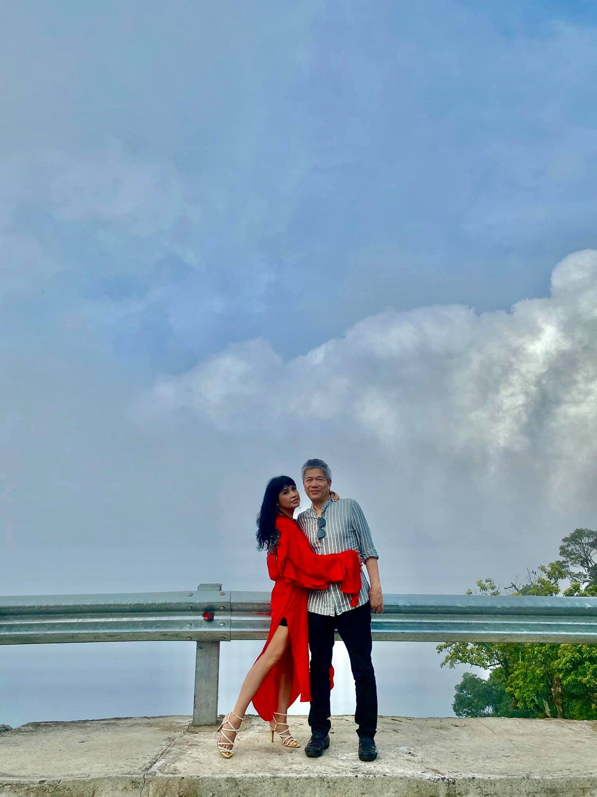 Gần đây Thanh Lam đã nhận lời cầu hôn của bạn trai. Khán giả đều vui mừng và cầu chúc cho nữ ca sĩ có được hạnh phúc bền lâu, trọn vẹn!