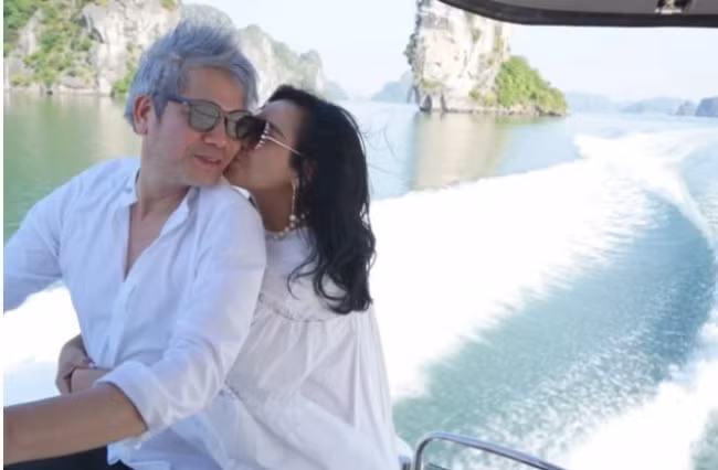 Thanh Lam có thể đã trải qua nhiều mối tình, say đắm, cuồng nhiệt, hay chỉ thoảng qua cũng có, nhưng ở cái tuổi của chị, nữ diva thừa nhận bản thân không còn yêu "mù lòa" như lúc trẻ.