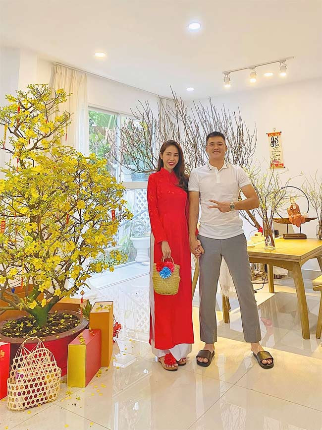 Năm ngoái, khi Thủy Tiên lặn lội đi cứu trợ người dân vùng lũ miền Trung, Công Vinh ở nhà chăm con cho vợ yên tâm.