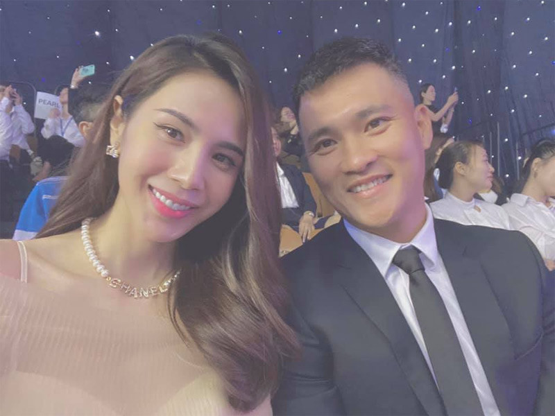 Không chỉ luôn thông cảm và ủng hộ vợ mà từ lâu Công Vinh đã được các chị em yêu mến vì chiều chuộng Thủy Tiên vô đối. Trong gia đình Thủy Tiên là người nắm giữ tài chính, mọi khoản thu của chồng đều một tay cô nắm giữ.