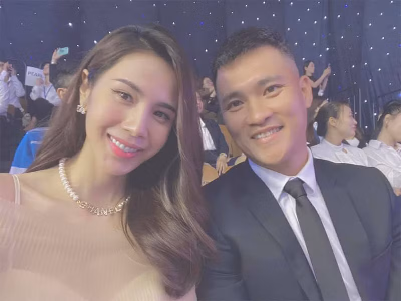 Không chỉ luôn thông cảm và ủng hộ vợ mà từ lâu Công Vinh đã được các chị em yêu mến vì chiều chuộng Thủy Tiên vô đối. Trong gia đình Thủy Tiên là người nắm giữ tài chính, mọi khoản thu của chồng đều một tay cô nắm giữ.