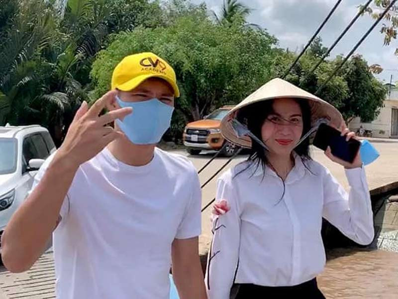 Đến đợt cứu trợ thứ hai, Công Vinh đã hộ tống vợ trên mọi nẻo đường miền Trung không ngại nắng, mưa vì anh không an tâm khi vợ đi vào vùng lũ một mình.