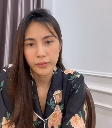 Tối 26/8, khi bị nghi ngờ ăn chặn tiền từ thiện, thiếu minh bạch chuyện tiền nong, Thủy Tiên đã livestream để làm rõ mọi việc và bên cạnh cô luôn có Công Vinh.