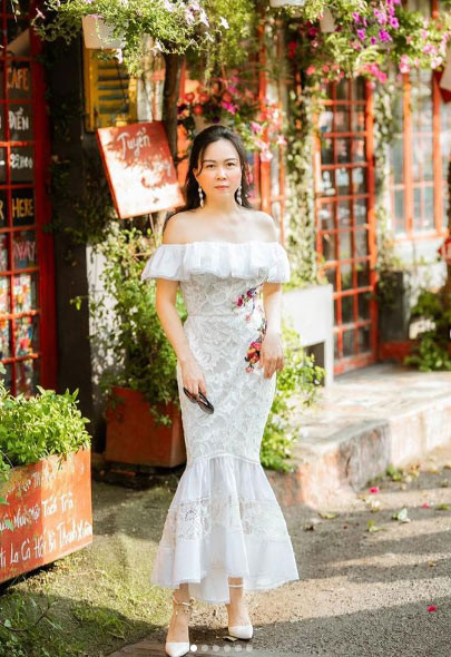 Sau nhiều năm bị chê bai gu ăn mặc dù đắp trên người toàn đồ hiệu, Phượng Chanel đã biết cách làm thế nào để tôn dáng.