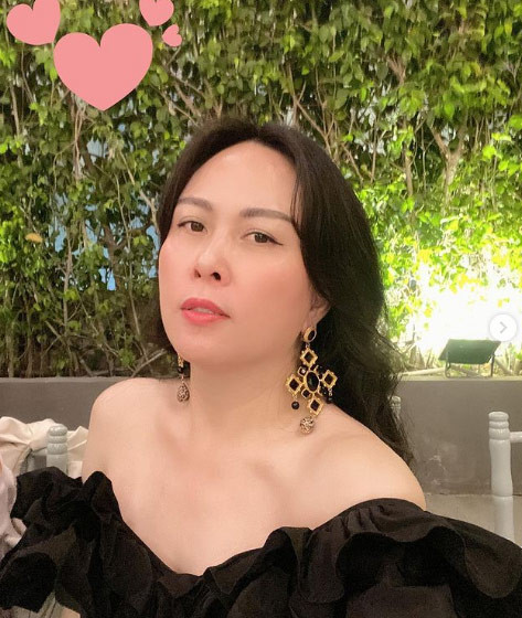 Váy trễ vai đen với phần viền ngực bồng bềnh kết hợp với khuyên tai dài khiến Phượng Chanel thêm phần gợi cảm.